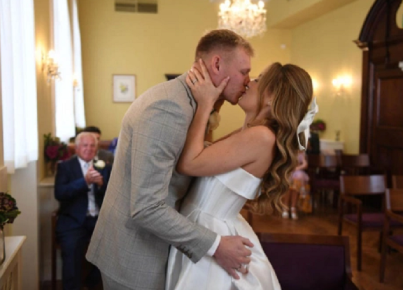 ramsdale-to-chuc-le-cuoi-muon-tai-y-huyen-thoai-seaman-gop-mat